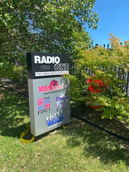 More Photos Of 3250 Franklin St, Detroit Office For Lease