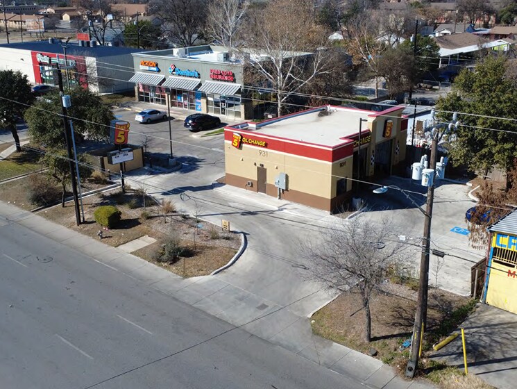 More Photos Of 931 S General McMullen Dr, San Antonio Freestanding For Sale