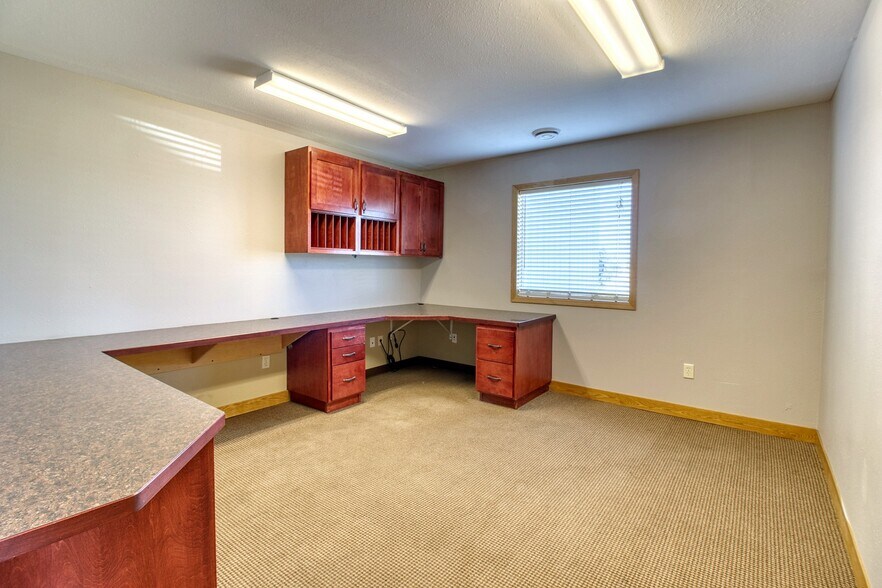 More Photos Of 5402 53rd Ave S, Fargo Auto Repair For Lease