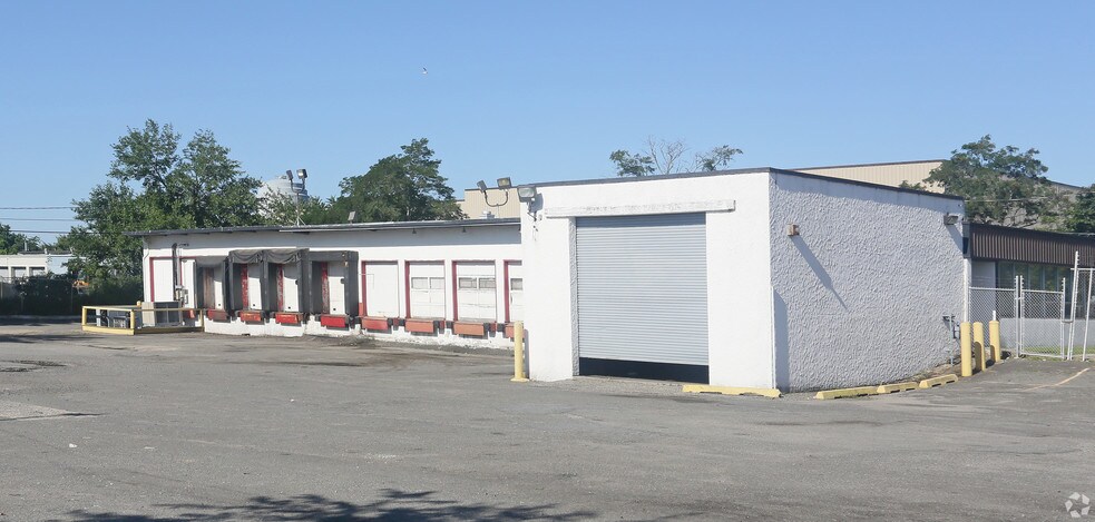 More Photos Of 22 Spence St, Bay Shore Distribution For Lease