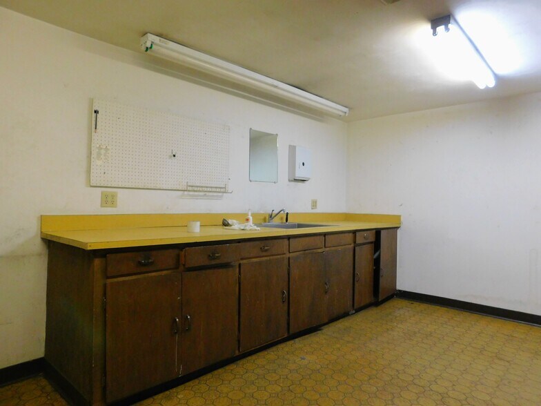 More Photos Of 720 SW F Ave, Lawton Manufacturing For Sale