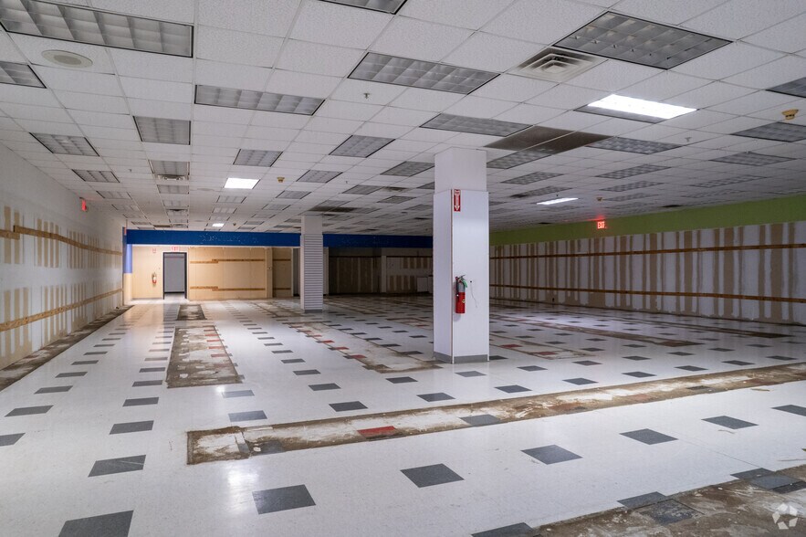 More Photos Of 1526-1596 Union Tpke, New Hyde Park Freestanding For Lease