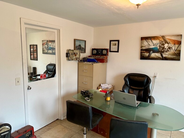 More Photos Of 1002 SE 9th St, Cape Coral Service For Sale