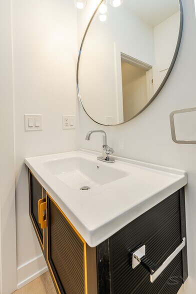 More Photos Of 6050 Eberhart ave, Chicago Apartments For Sale