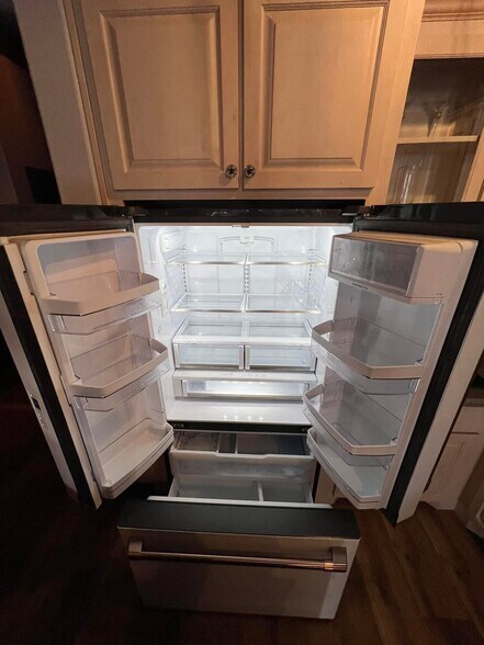 More Photos Of 119 E 5th St, Bonham Restaurant For Sale