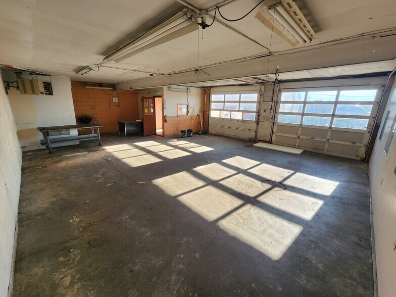 More Photos Of 2177 State St, Columbus Showroom For Lease