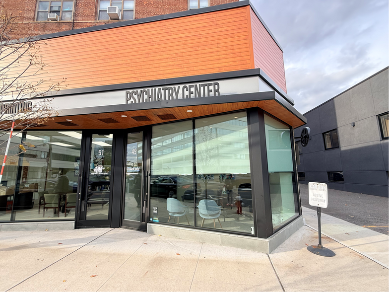 Primary Photo Of 49-81 Cuttermill Rd, Great Neck Apartments For Lease