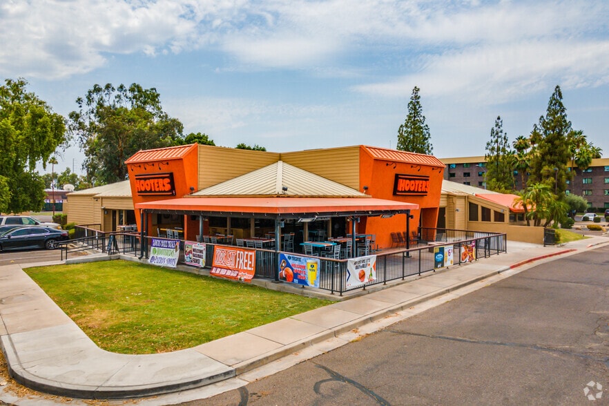 Primary Photo Of 10223 N Metro Pky E, Phoenix Restaurant For Lease
