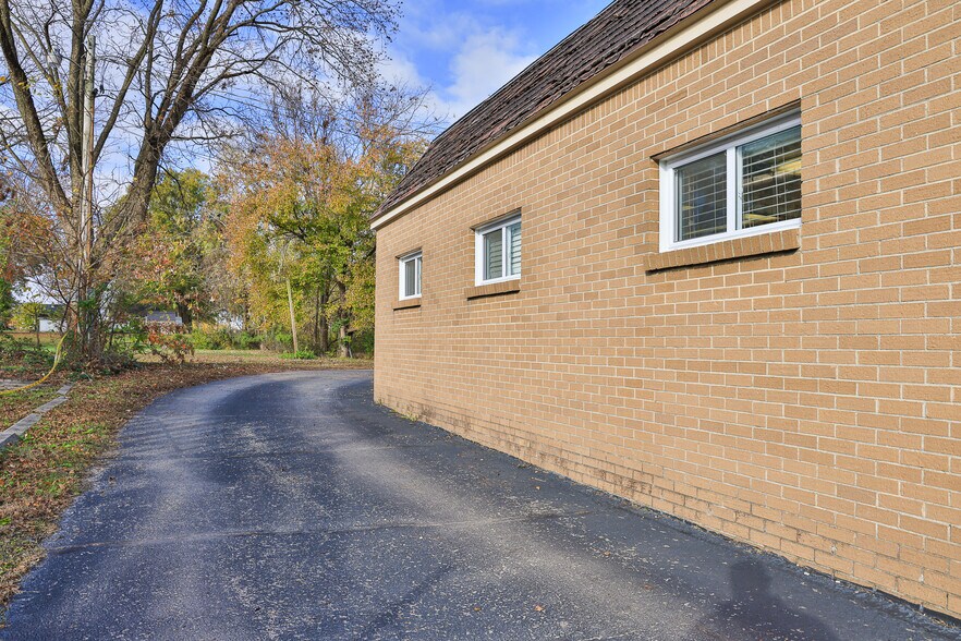 More Photos Of 308 N Lindell St, Martin Office For Sale