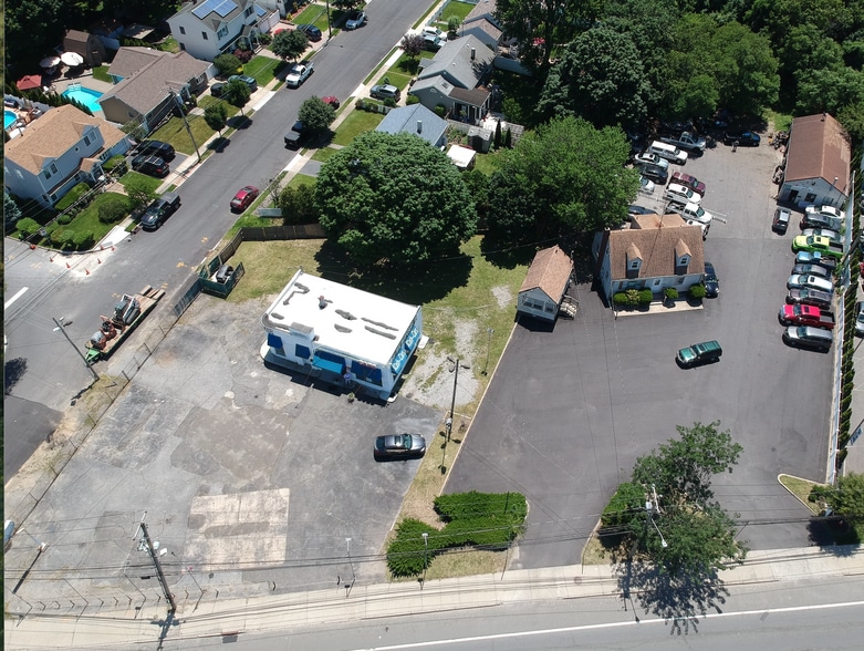 Primary Photo Of , Lindenhurst General Retail For Sale