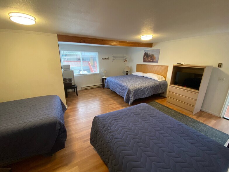 More Photos Of 126 Spruce St E, Ilwaco Hospitality For Sale