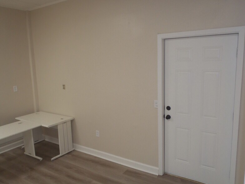 More Photos Of 2025 McLarty Dr, Newport Office For Sale