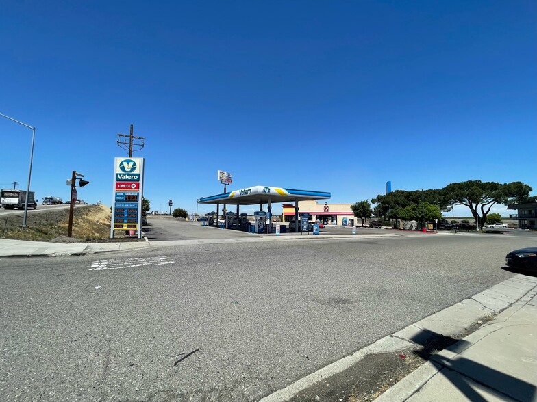 Primary Photo Of 12754 State Highway 33, Santa Nella Service Station For Sale