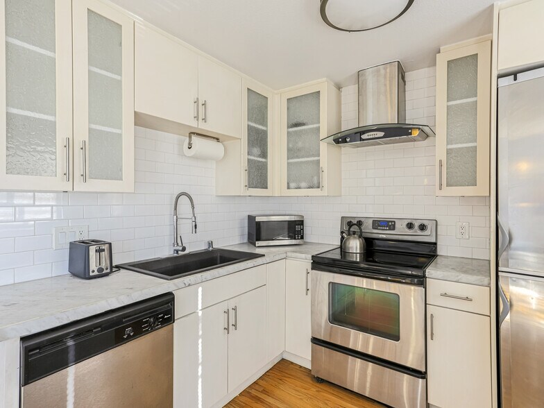 More Photos Of 14 Ozone Ave, Venice Apartments For Sale