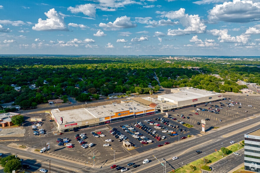More Photos Of 501-581 N Valley Mills Dr, Waco Unknown For Lease