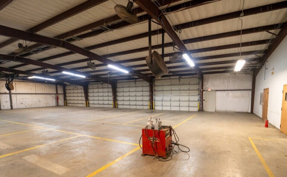 More Photos Of 1404 E Rio Grande St, Victoria Warehouse For Sale