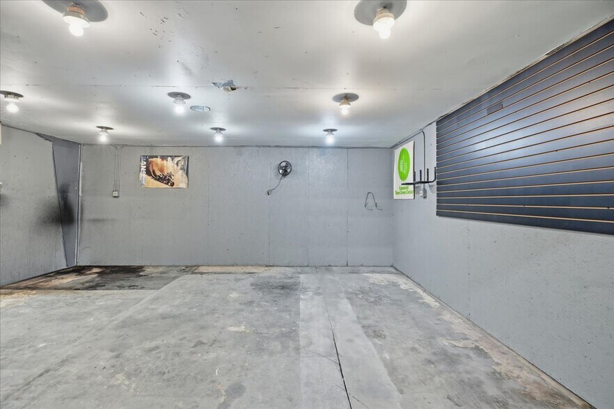 More Photos Of 3118 E Slaton Hwy, Lubbock Showroom For Sale