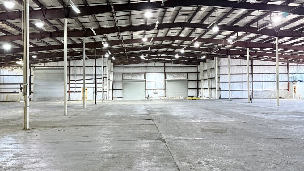 More Photos Of 308 Rogers St, Barnesville Warehouse For Lease