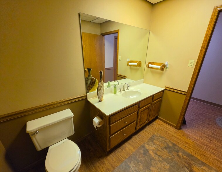 More Photos Of 204 S Washington St, Mc Leansboro Office For Sale