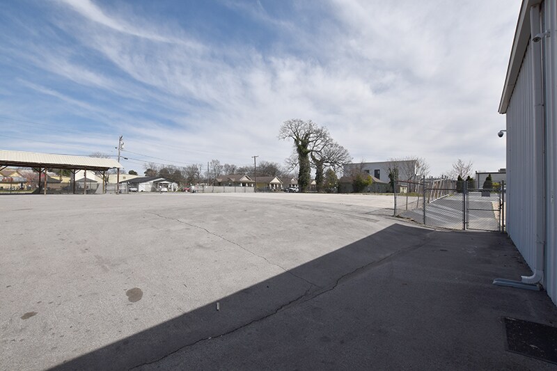 More Photos Of 1133 E Main St, Chattanooga Light Distribution For Lease
