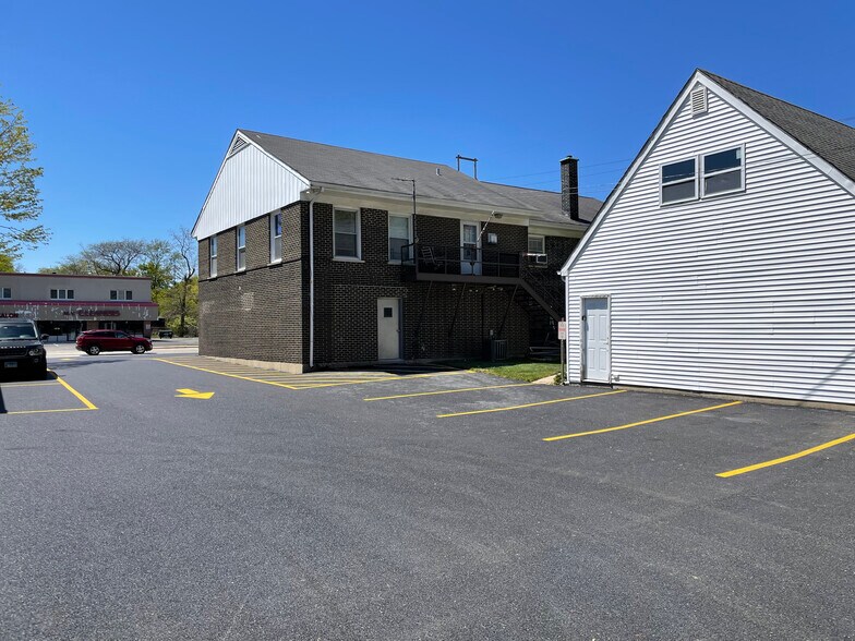 More Photos Of 215 N Waukegan Rd, Lake Bluff Convenience Store For Lease