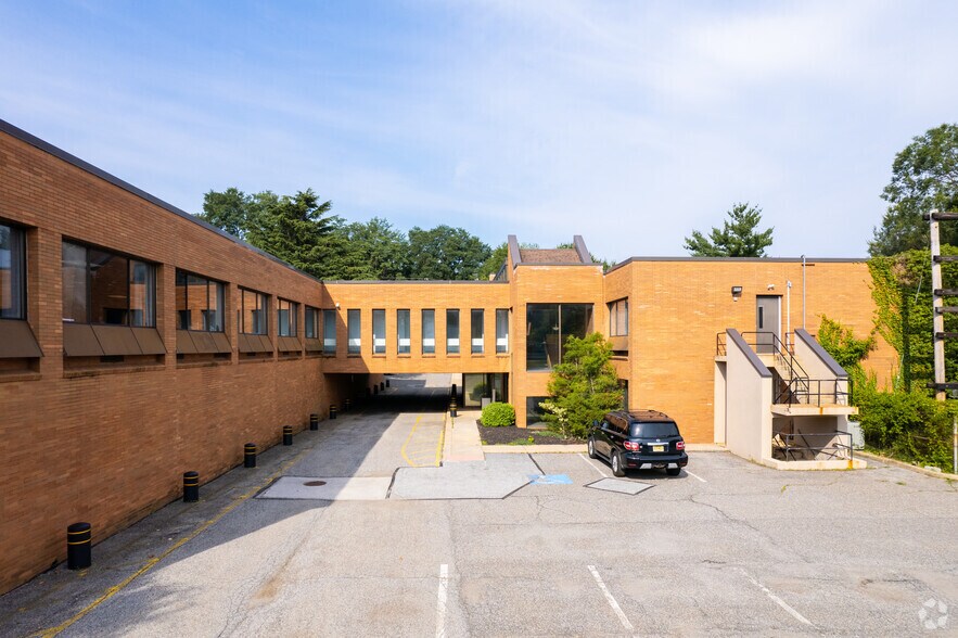 More Photos Of 9 LaCrue Ave, Concordville Office For Lease