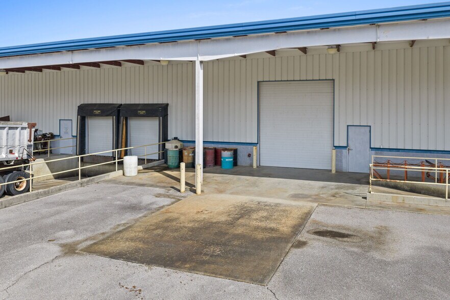 More Photos Of 385 One Industrial Park Rd, Oneida Manufacturing For Lease