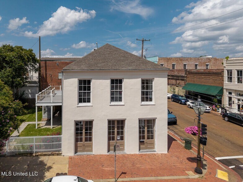 More Photos Of 433 Main St, Natchez Freestanding For Sale
