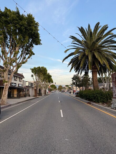More Photos Of 17551-17559 Chatsworth St, Granada Hills Storefront For Lease