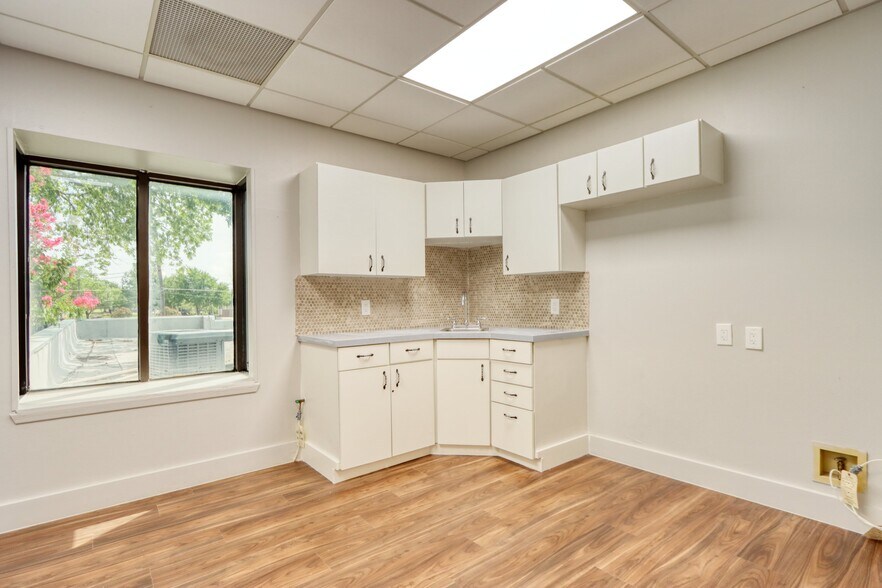 More Photos Of 1717 N Garrett Ave, Dallas Medical For Sale