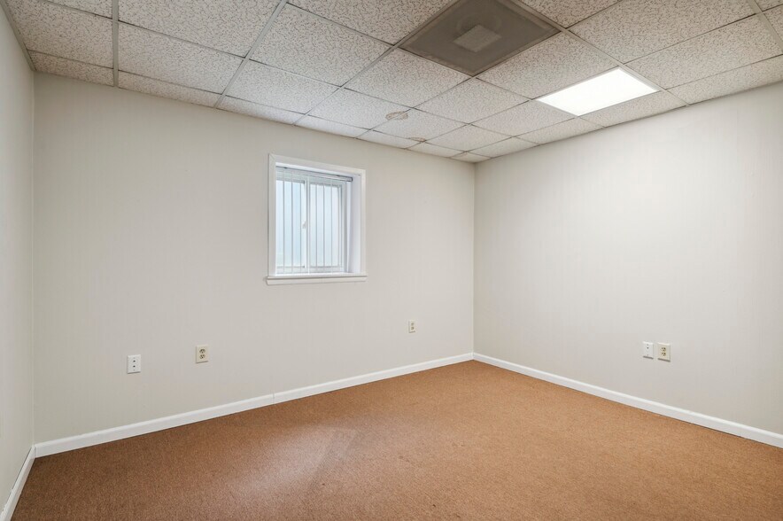 More Photos Of 9 James Ct, Wilmington Warehouse For Lease