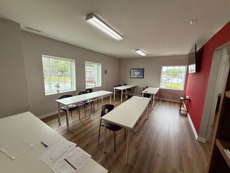 More Photos Of 325 N Main St, Kernersville Office For Sale