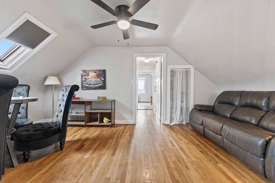 More Photos Of 310 W Irving Park Rd, Wood Dale General Retail For Sale