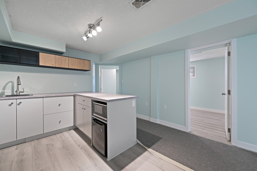 More Photos Of 132 17 Avenue NW, Calgary Office For Sale