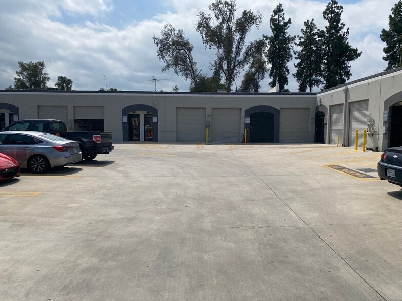 More Photos Of 8101-8117 Orion Ave, Van Nuys Warehouse For Lease