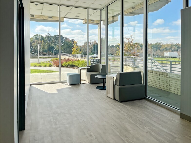 More Photos Of 4037 E Independence Blvd, Charlotte Coworking Space