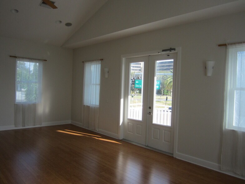 More Photos Of 1000 Bass Blvd, Dunedin Office For Sale