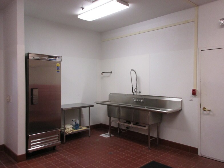 More Photos Of 151 S Sierra Ave, Oakdale Freestanding For Sale