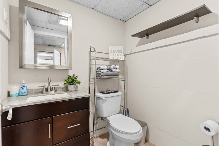 More Photos Of 1887 Mayport Rd, Atlantic Beach Freestanding For Sale