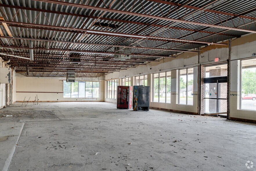 More Photos Of 11956-11972 N Saginaw St, Mount Morris General Retail For Sale