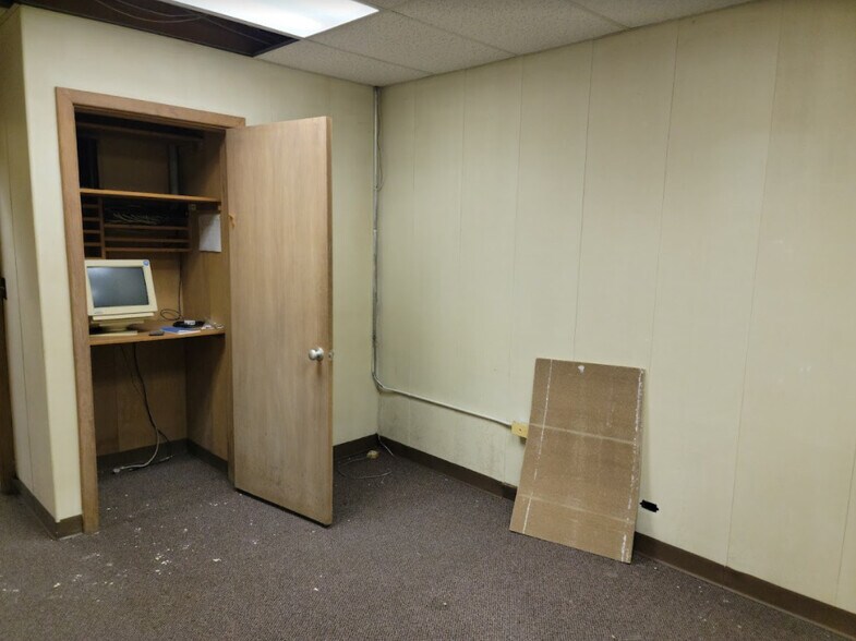 More Photos Of 1900 E Holland Ave, Saginaw Warehouse For Sale