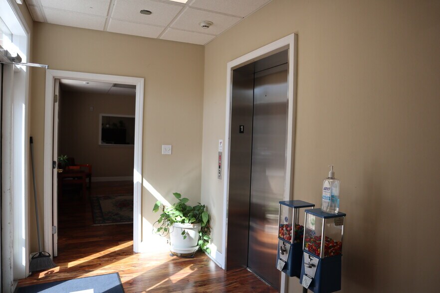 More Photos Of 1974 Commonwealth Ln, Tallahassee Office Residential For Sale