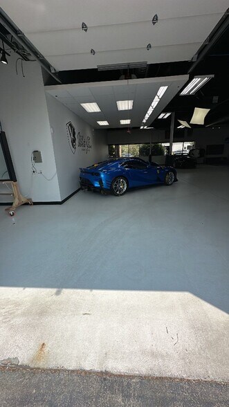 More Photos Of 10640-10650 Gateway Blvd, Creve Coeur Light Distribution For Lease