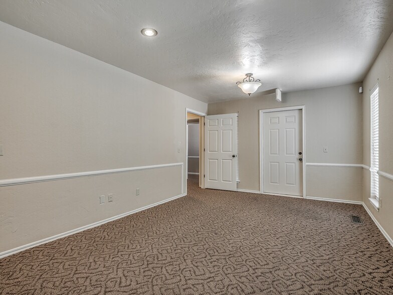 More Photos Of 525 Tower Dr, Moore Office For Lease