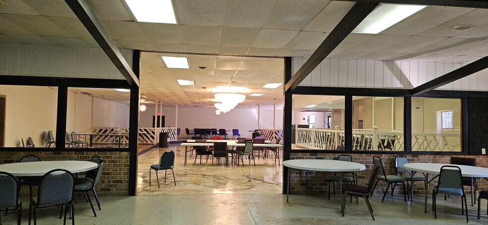 More Photos Of 302 W Colonial Trail Hwy, Blackstone Freestanding For Lease