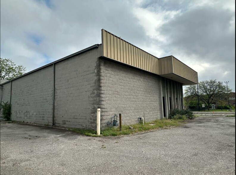 More Photos Of 958 Lincolnway, South Bend General Retail For Sale