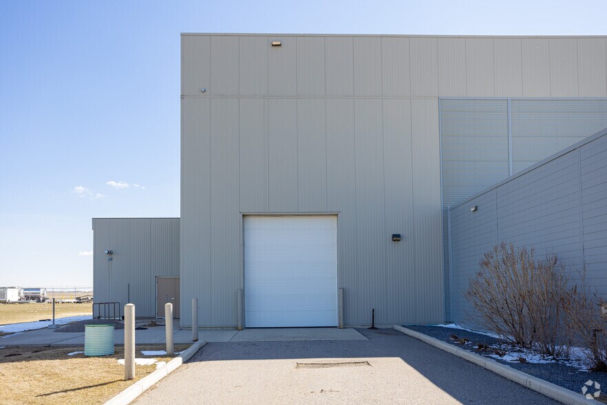 More Photos Of 305 Aviation Way NE, Calgary Airplane Hangar For Lease