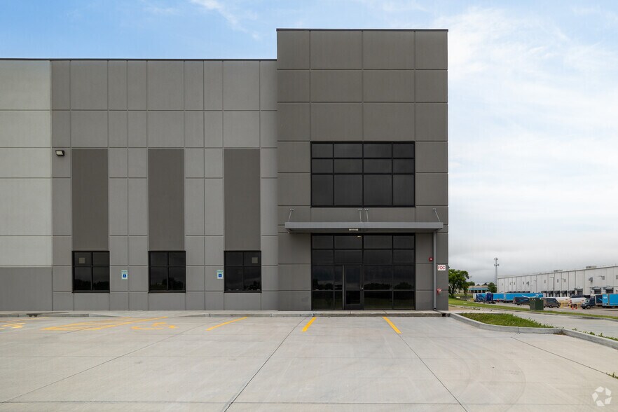 More Photos Of 4065 N Webb Rd, Wichita Distribution For Lease