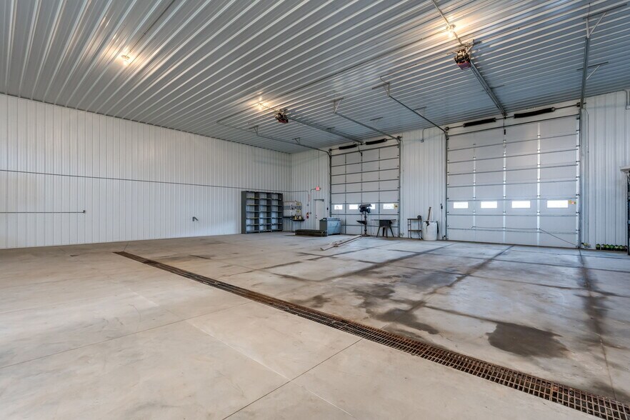 More Photos Of 1072 S Victory Dr, Mankato Warehouse For Sale