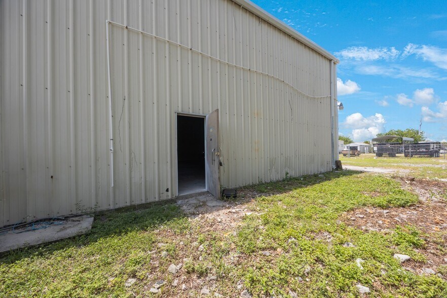 More Photos Of 9161 131st Pl N, Largo Warehouse For Lease